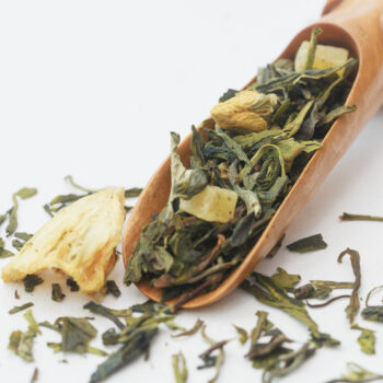 Kollaste roosinuppudega tee