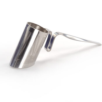 Sõel tassi äärel kindlalt paigas 3,5 cm