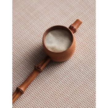 Tumedast bambusest sõel