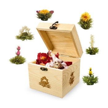 Puidust kinkekarp kuue õieteega